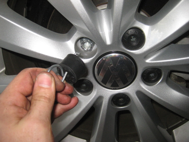 VW-Beetle-Rear-Disc-Brake-Pads-Replacement-Guide-003