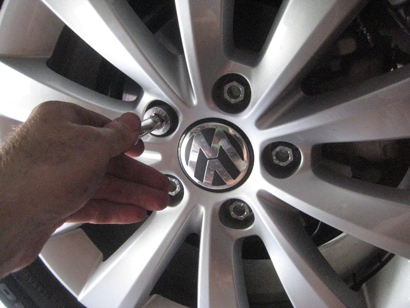 VW-Beetle-Rear-Disc-Brake-Pads-Replacement-Guide-007