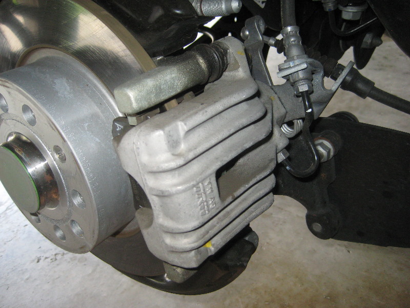 VW-Beetle-Rear-Disc-Brake-Pads-Replacement-Guide-010