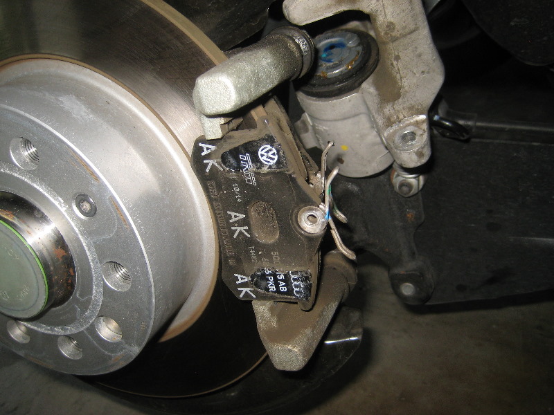 VW-Beetle-Rear-Disc-Brake-Pads-Replacement-Guide-017
