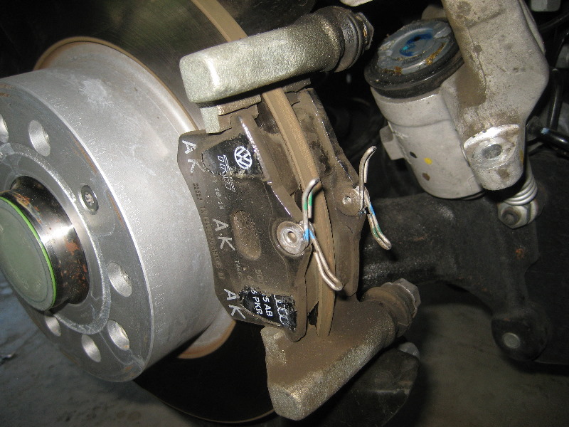 VWBeetleRearDiscBrakePadsReplacementGuide018
