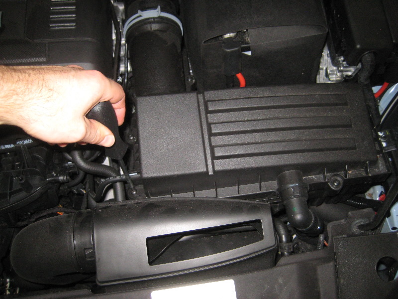 VW-Beetle-TSI-Turbocharged-I4-Engine-Air-Filter-Replacement-Guide-002