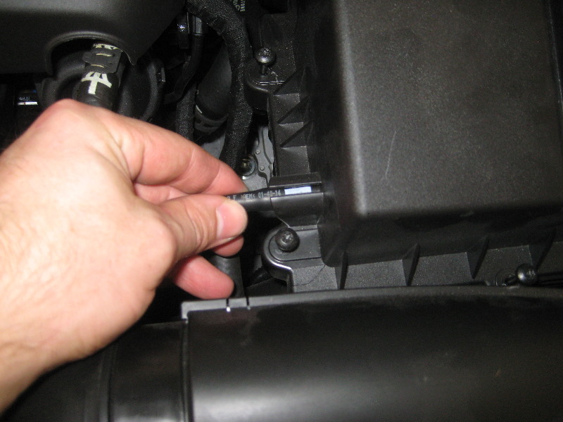 VW-Beetle-TSI-Turbocharged-I4-Engine-Air-Filter-Replacement-Guide-020