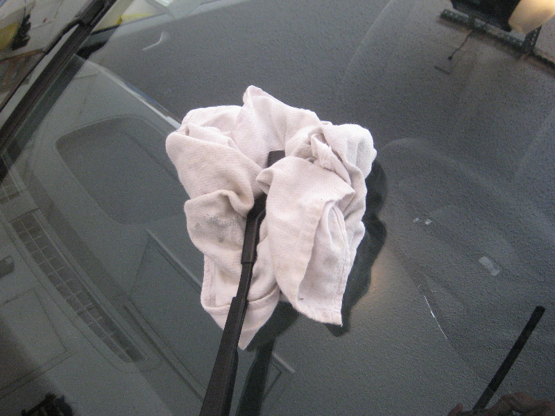 VW-Beetle-Windshield-Window-Wiper-Blades-Replacement-Guide-011