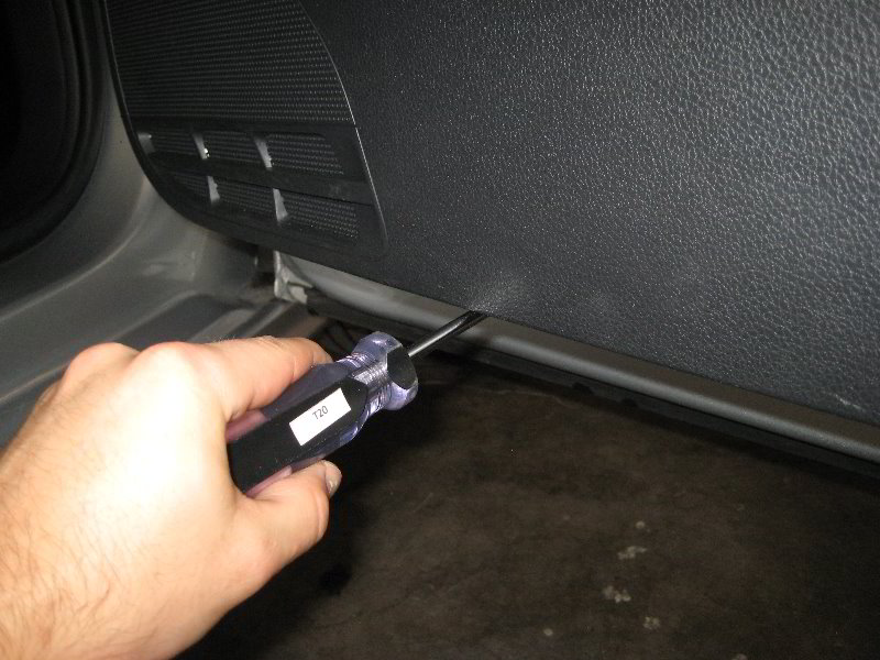 VW-Jetta-Interior-Door-Panel-Speaker-Replacement-Guide-012