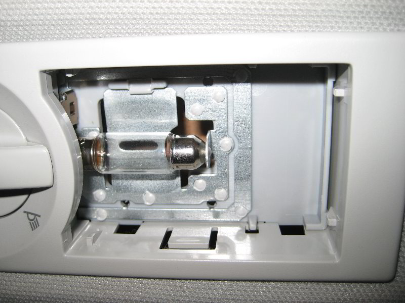 VW-Jetta-Rear-Passenger-Reading-Light-Bulbs-Replacement-Guide-004