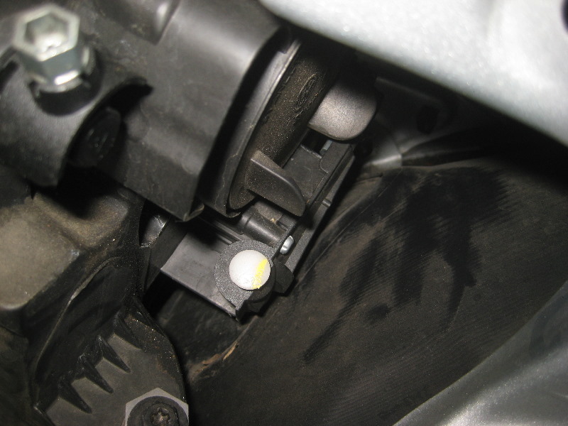 2012-2015-VW-Passat-Headlight-Bulbs-Replacement-Guide-003