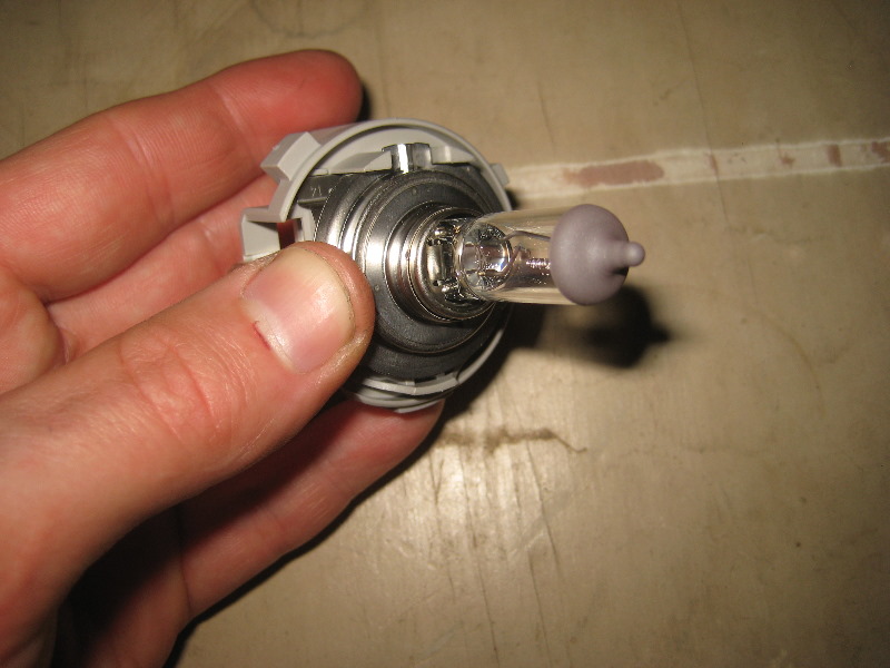 20122015VWPassatHeadlightBulbsReplacementGuide008