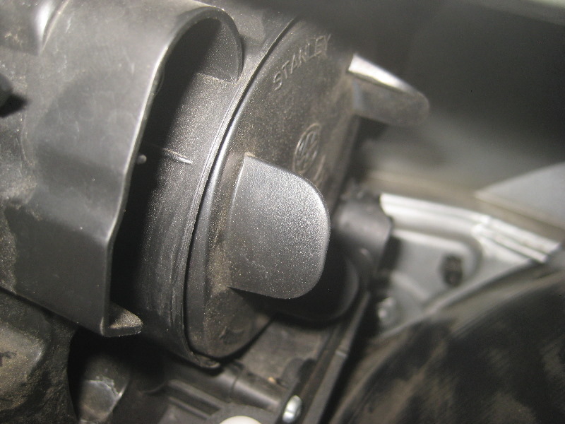 2012-2015-VW-Passat-Headlight-Bulbs-Replacement-Guide-012