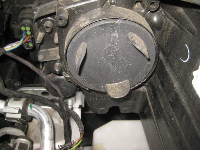 2012-2015-VW-Passat-Headlight-Bulbs-Replacement-Guide-014