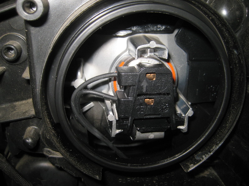20122015VWPassatHeadlightBulbsReplacementGuide016