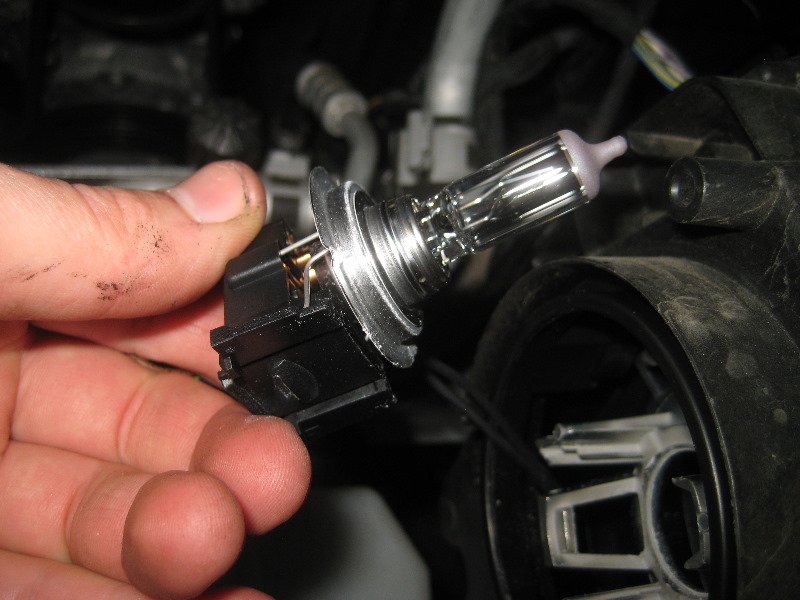 2012-2015-VW-Passat-Headlight-Bulbs-Replacement-Guide-018