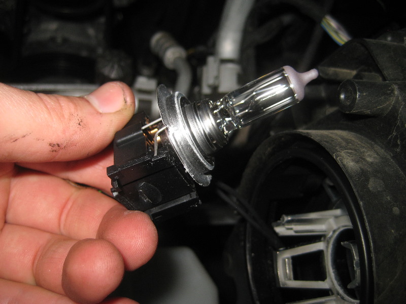20122015VWPassatHeadlightBulbsReplacementGuide018