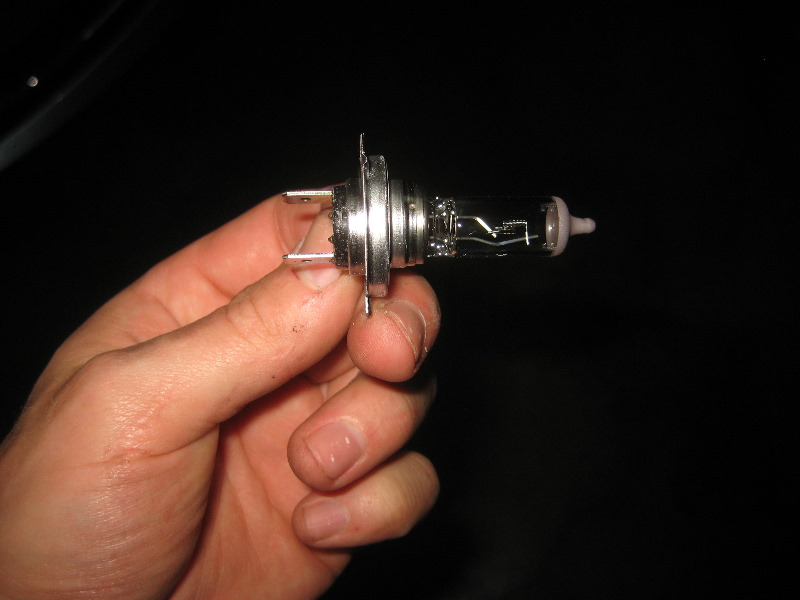 2012-2015-VW-Passat-Headlight-Bulbs-Replacement-Guide-020