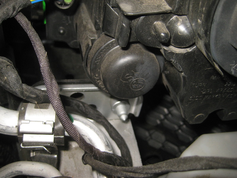 2012-2015-VW-Passat-Headlight-Bulbs-Replacement-Guide-026