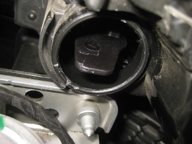 2012-2015-VW-Passat-Headlight-Bulbs-Replacement-Guide-028