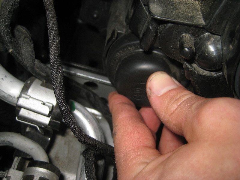 2012-2015-VW-Passat-Headlight-Bulbs-Replacement-Guide-035