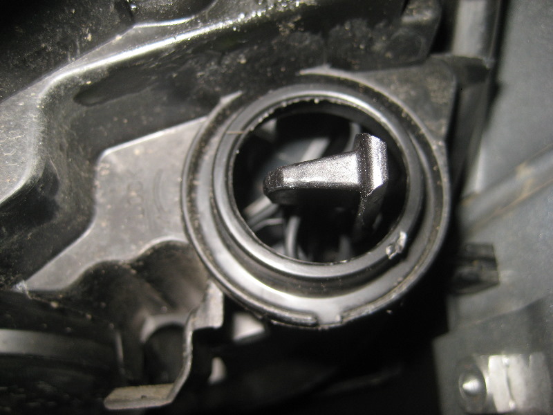 2012-2015-VW-Passat-Headlight-Bulbs-Replacement-Guide-043