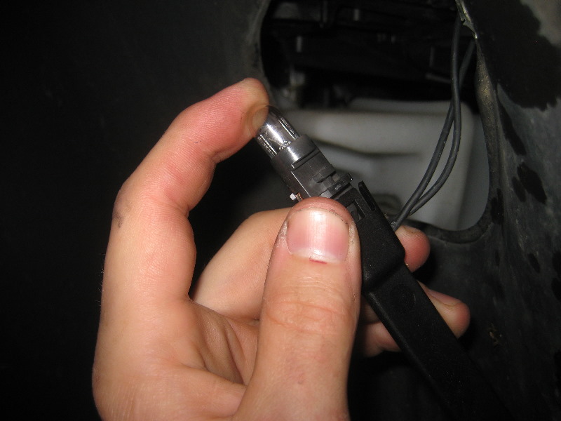 2012-2015-VW-Passat-Headlight-Bulbs-Replacement-Guide-046