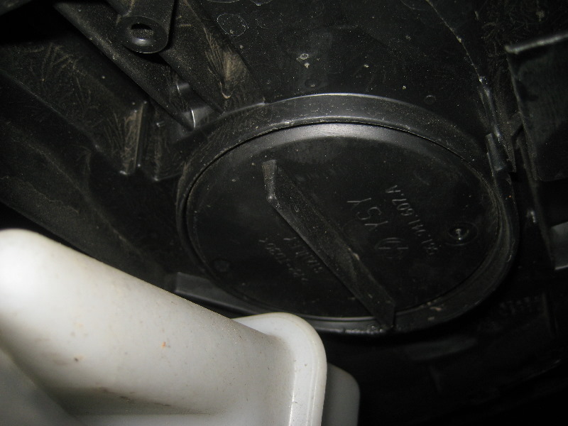 2012-2015-VW-Passat-Headlight-Bulbs-Replacement-Guide-050