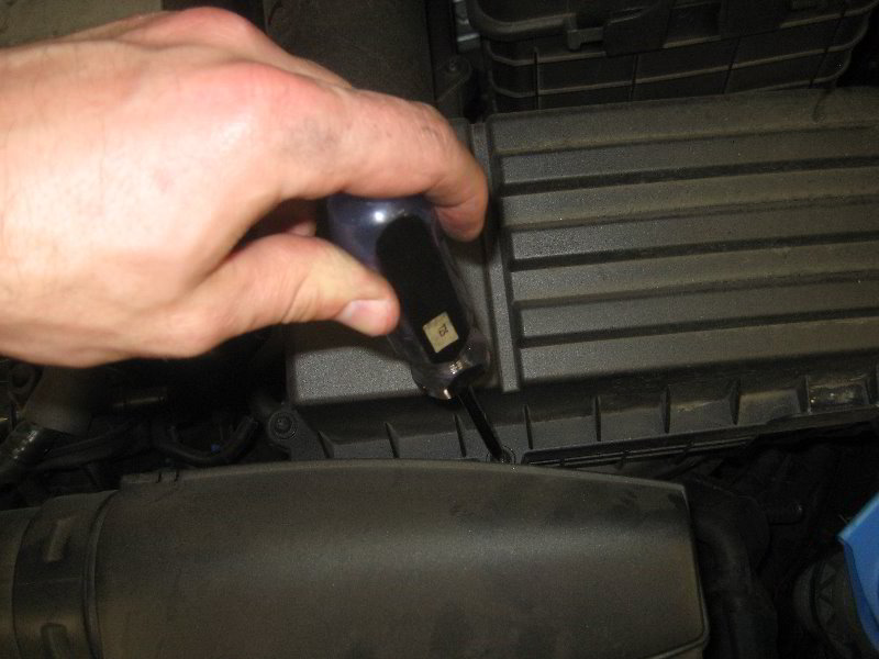 VW-Tiguan-Engine-Air-Filter-Replacement-Guide-004