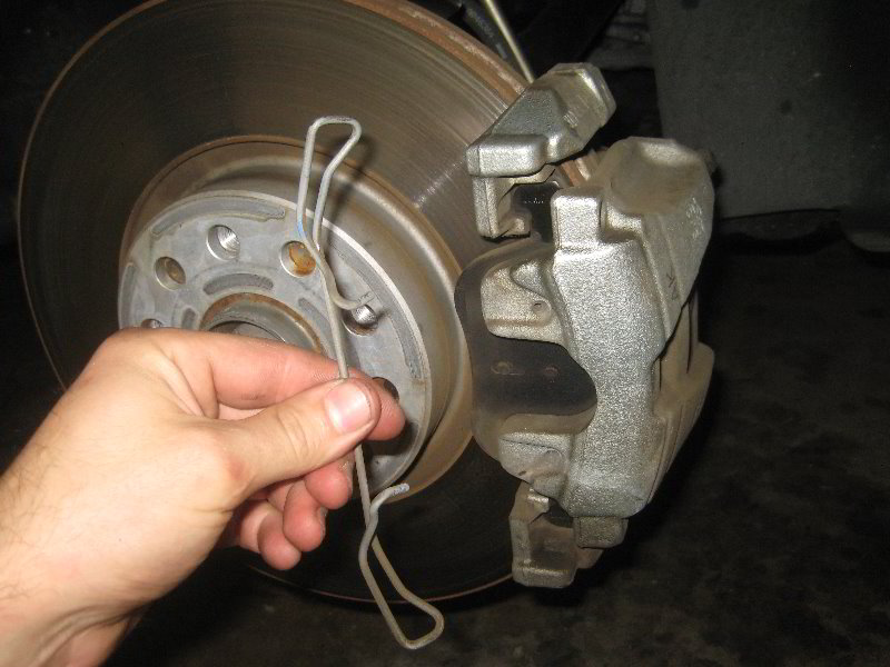VW-Tiguan-Front-Brake-Pads-Replacement-Guide-011
