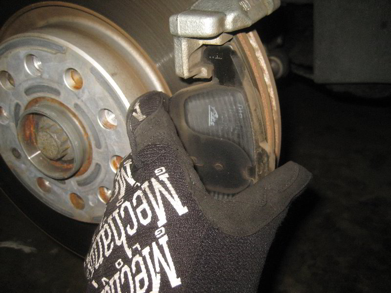VW-Tiguan-Front-Brake-Pads-Replacement-Guide-027