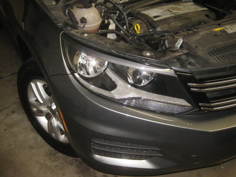 VW-Tiguan-Headlight-Bulbs-Replacement-Guide-001