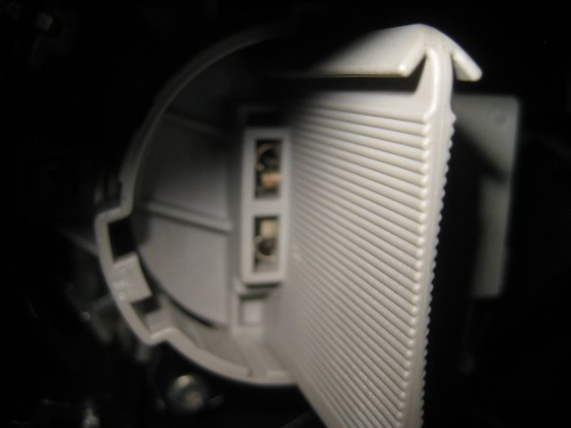 VW-Tiguan-Headlight-Bulbs-Replacement-Guide-015