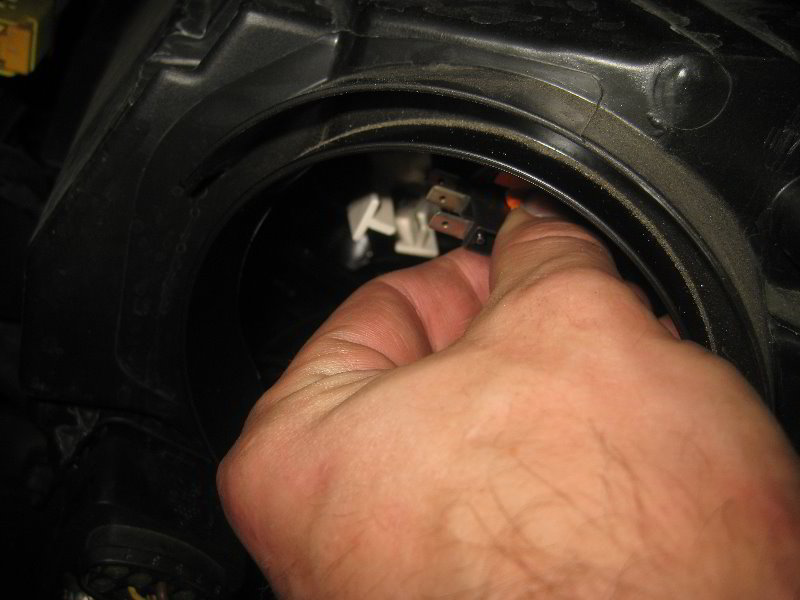 VW-Tiguan-Headlight-Bulbs-Replacement-Guide-022