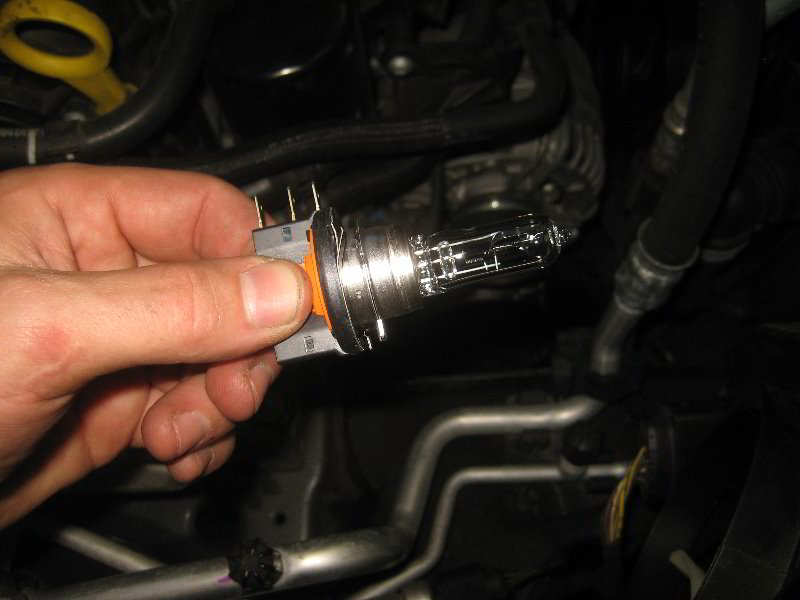 VW-Tiguan-Headlight-Bulbs-Replacement-Guide-023