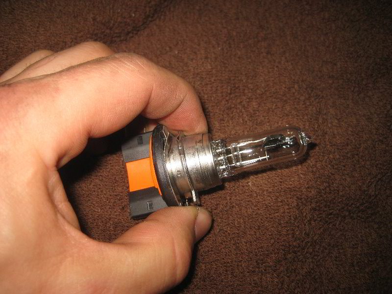 VW-Tiguan-Headlight-Bulbs-Replacement-Guide-024