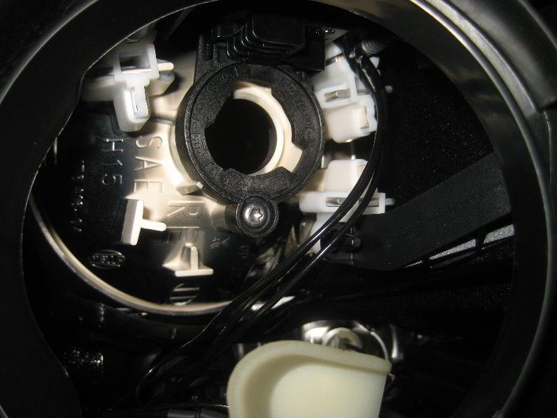 VW-Tiguan-Headlight-Bulbs-Replacement-Guide-026