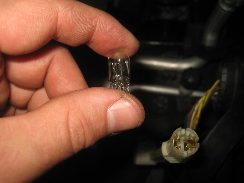 VW-Tiguan-Headlight-Bulbs-Replacement-Guide-034