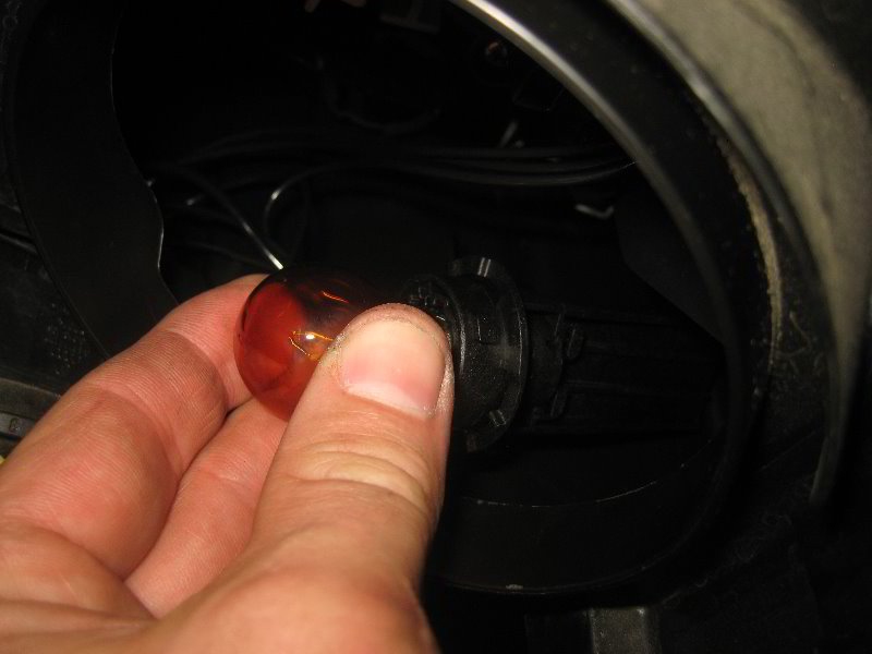 VW-Tiguan-Headlight-Bulbs-Replacement-Guide-041