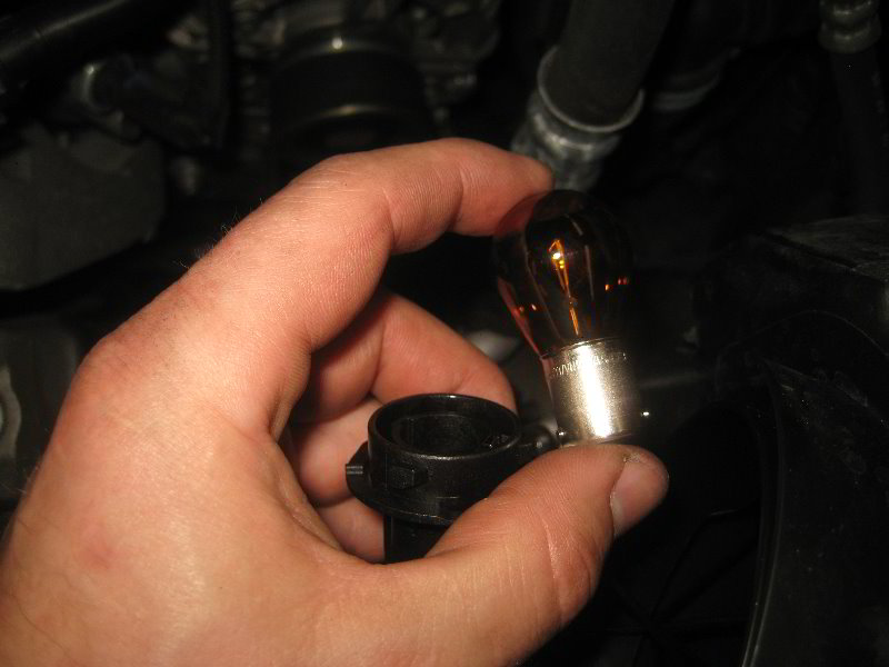 VW-Tiguan-Headlight-Bulbs-Replacement-Guide-043