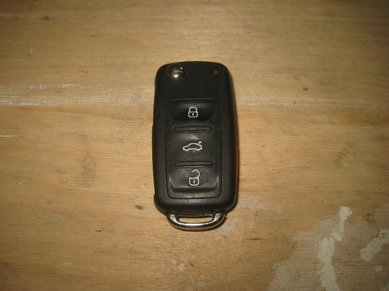 VW-Tiguan-Key-Fob-Battery-Replacement-Guide-001