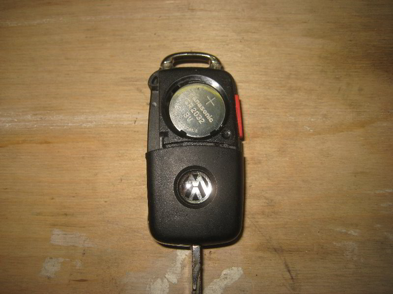 VW-Tiguan-Key-Fob-Battery-Replacement-Guide-015