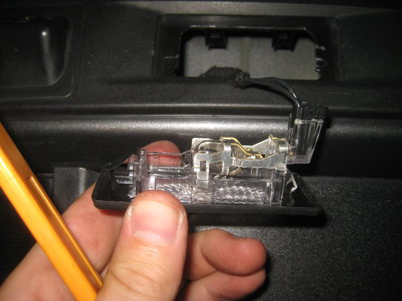 VW-Tiguan-License-Plate-Light-Bulbs-Replacement-Guide-008