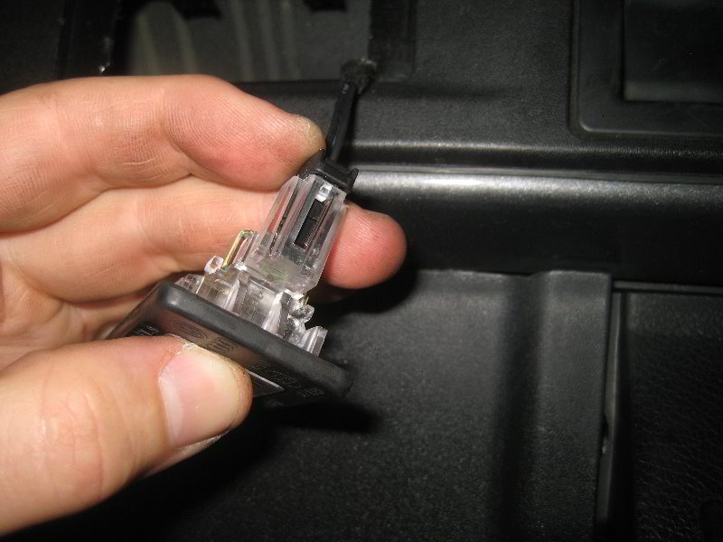 VW-Tiguan-License-Plate-Light-Bulbs-Replacement-Guide-017