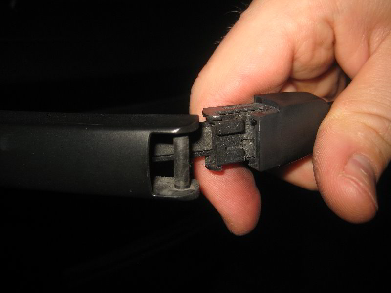 VWTiguanRearWindowWiperBladeReplacementGuide006