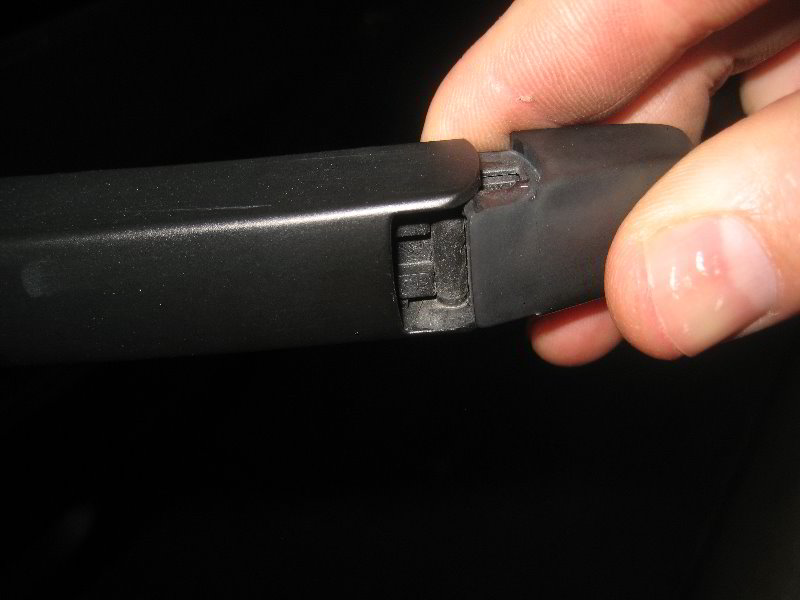 VWTiguanRearWindowWiperBladeReplacementGuide010