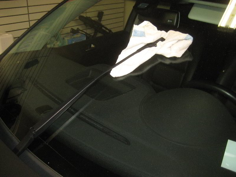 VW-Tiguan-Windshield-Window-Wiper-Blades-Replacement-Guide-010