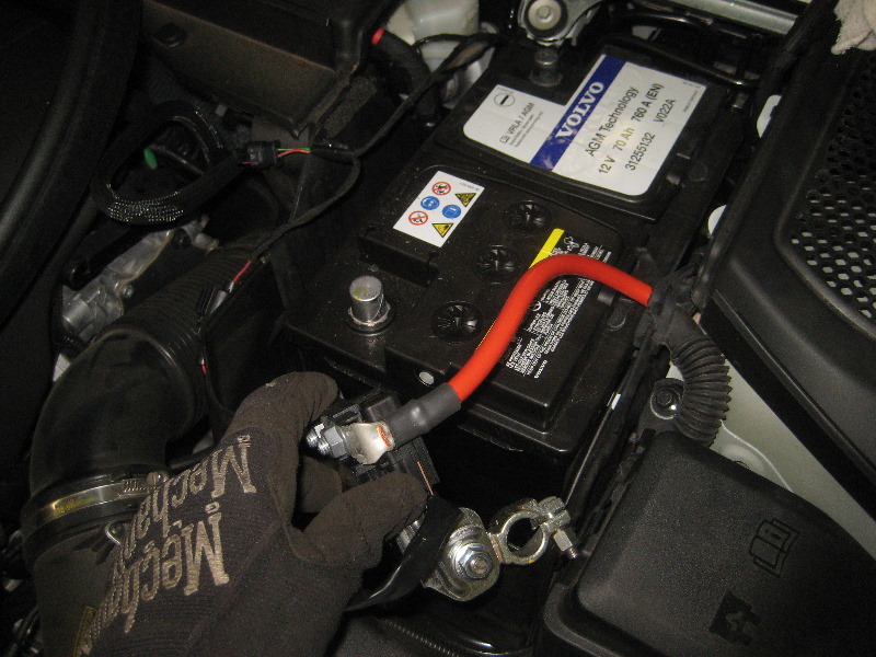 Volvo-XC60-12V-Automotive-Battery-Replacement-Guide-020
