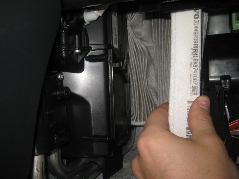 VolvoXC60CabinAirFilterReplacementGuide041