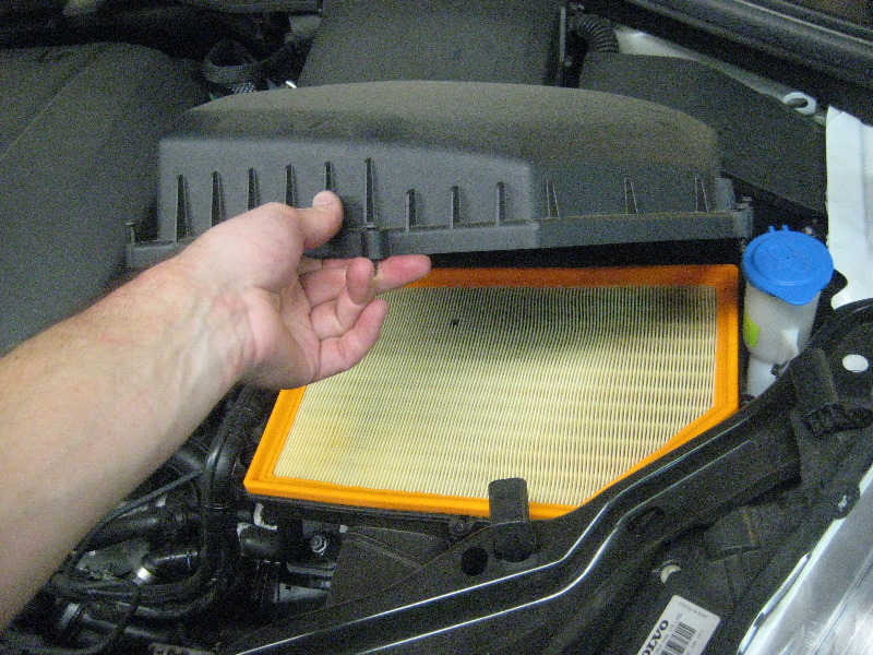 Volvo-XC60-Engine-Air-Filter-Replacement-Guide-008