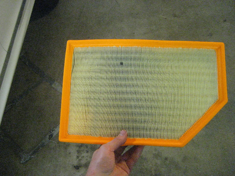 Volvo-XC60-Engine-Air-Filter-Replacement-Guide-010