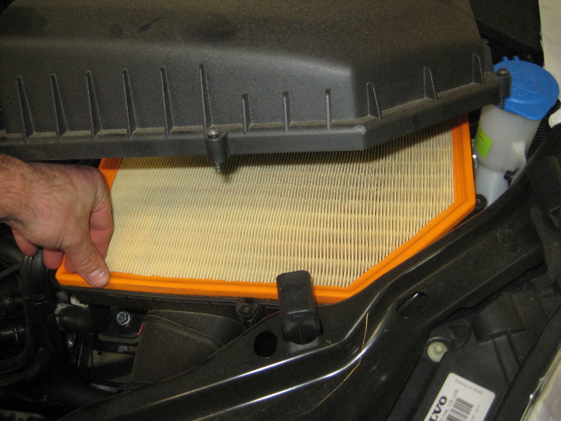 Volvo-XC60-Engine-Air-Filter-Replacement-Guide-014