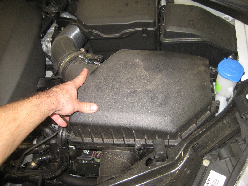 Volvo-XC60-Engine-Air-Filter-Replacement-Guide-015