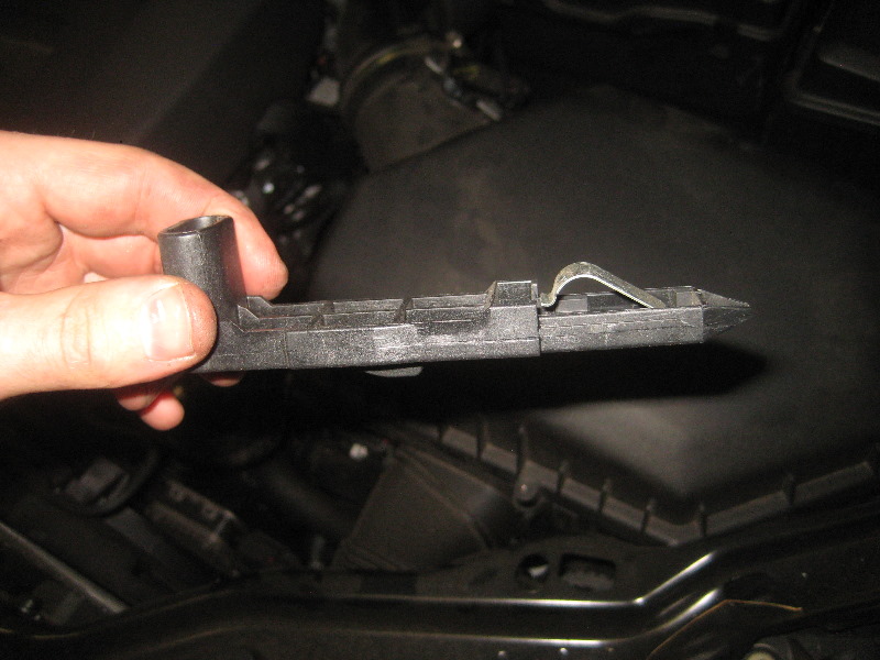 Volvo-XC60-Headlight-Bulbs-Replacement-Guide-003